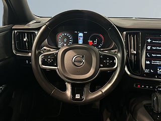 Volvo V60 T8 Twin Engine AWD R-Design Drag HuD H/K Pano Pvärm SoV – bild 9