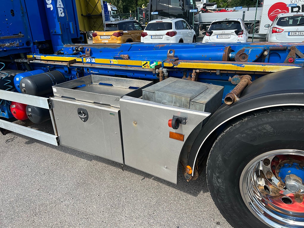 Scania R560 V8 6x4 Tandem, Lastväxlare