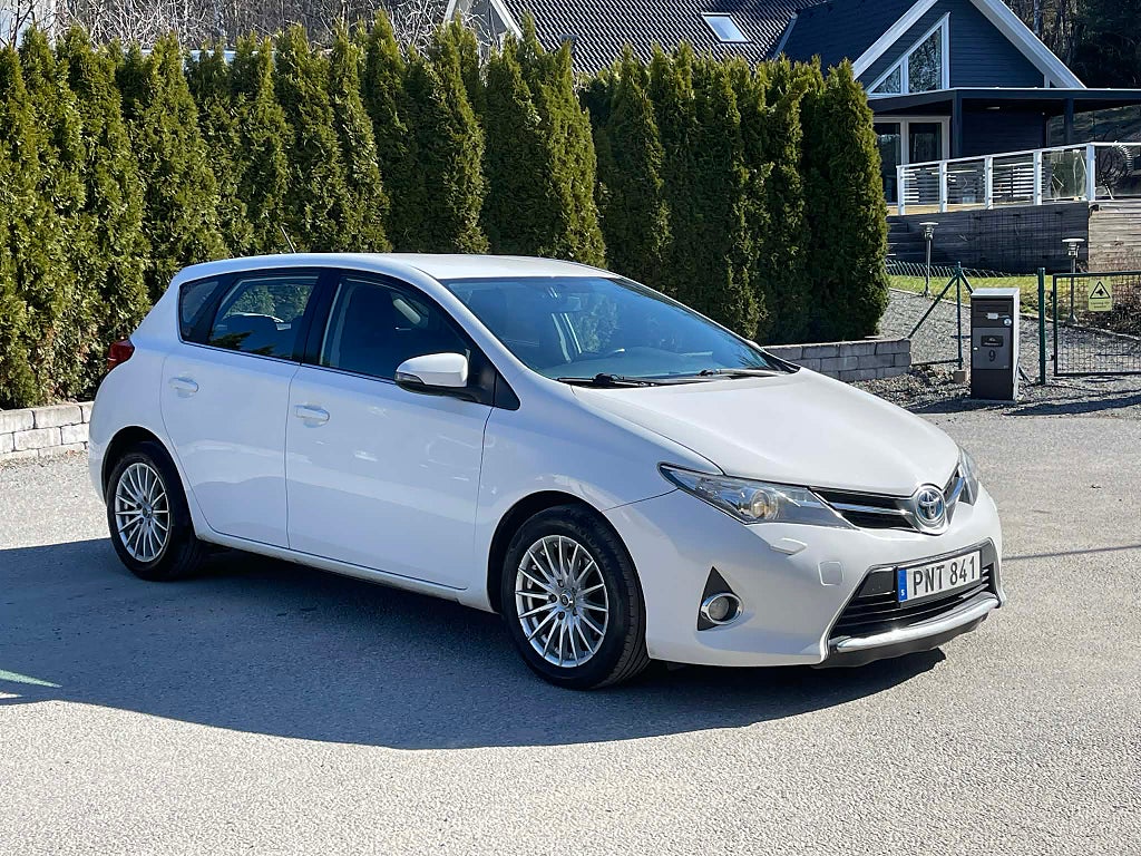 Toyota Auris 2.0 D-4D Active, nybesiktad, 124hk – 2014