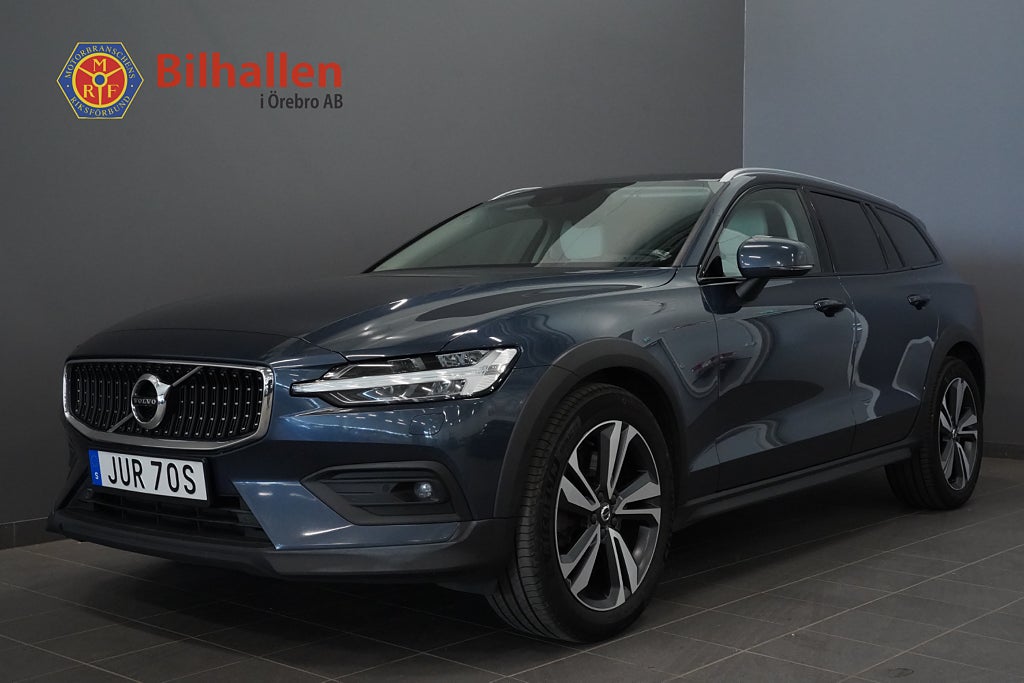 Volvo V60 Cross Country B4 AWD Komfortstolar Läder H/K Panorama Kamera Drag Nav