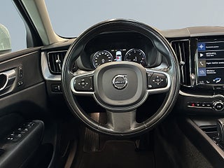 Volvo XC60 B4 AWD Momentum Advanced S&V/Kamera/Pano/Skinn/Pvärm – bild 9
