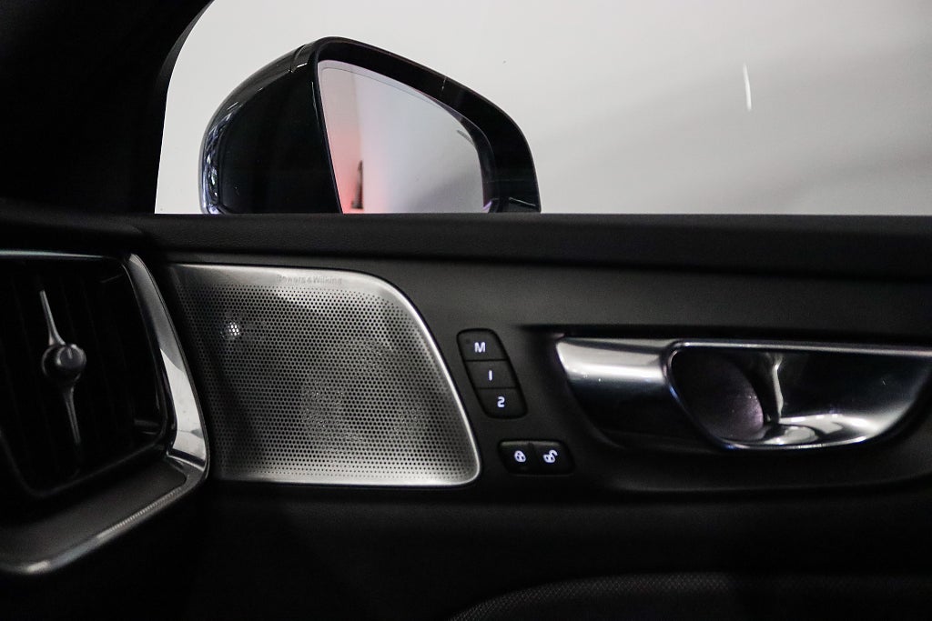 Volvo V60 Recharge T6 AWD R-Design B&W Panorama HuD Drag