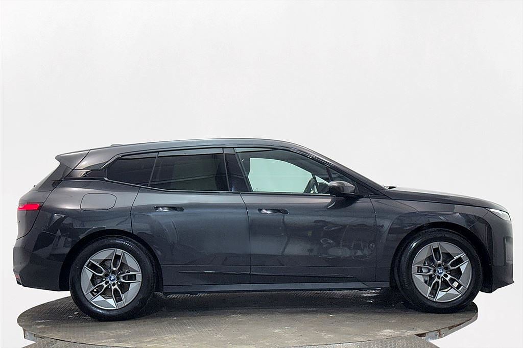 BMW iX xDrive40 CCS 5G WiFi Cockpit Navi B-Kamera Moms KAMPANJ