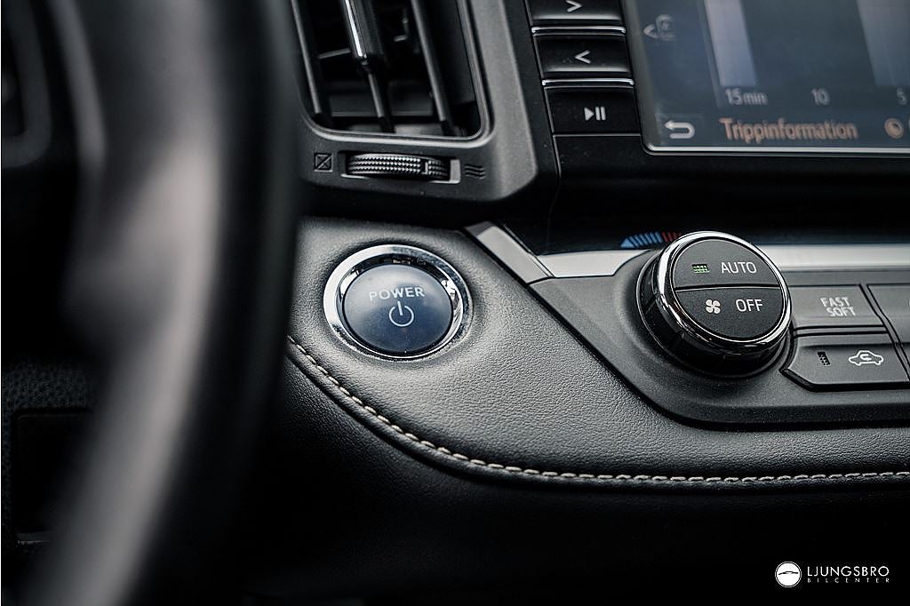 Toyota RAV4 Hybrid 2.5 AWD 197hk / Drag / B-Kamera