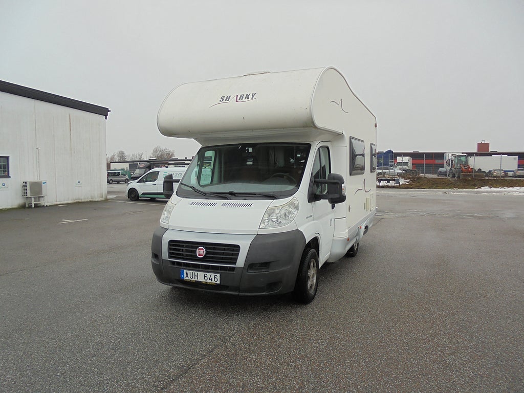 Sharky L1 (Alkov, 5,90 lång)(5 bäddplatser)