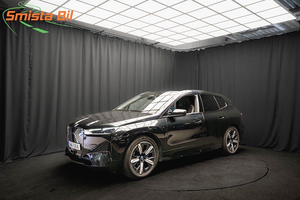 BMW iX xDrive50 LUFTFJÄDRING BAKAXELSTYRNING DRAG 97%SoH MOMS