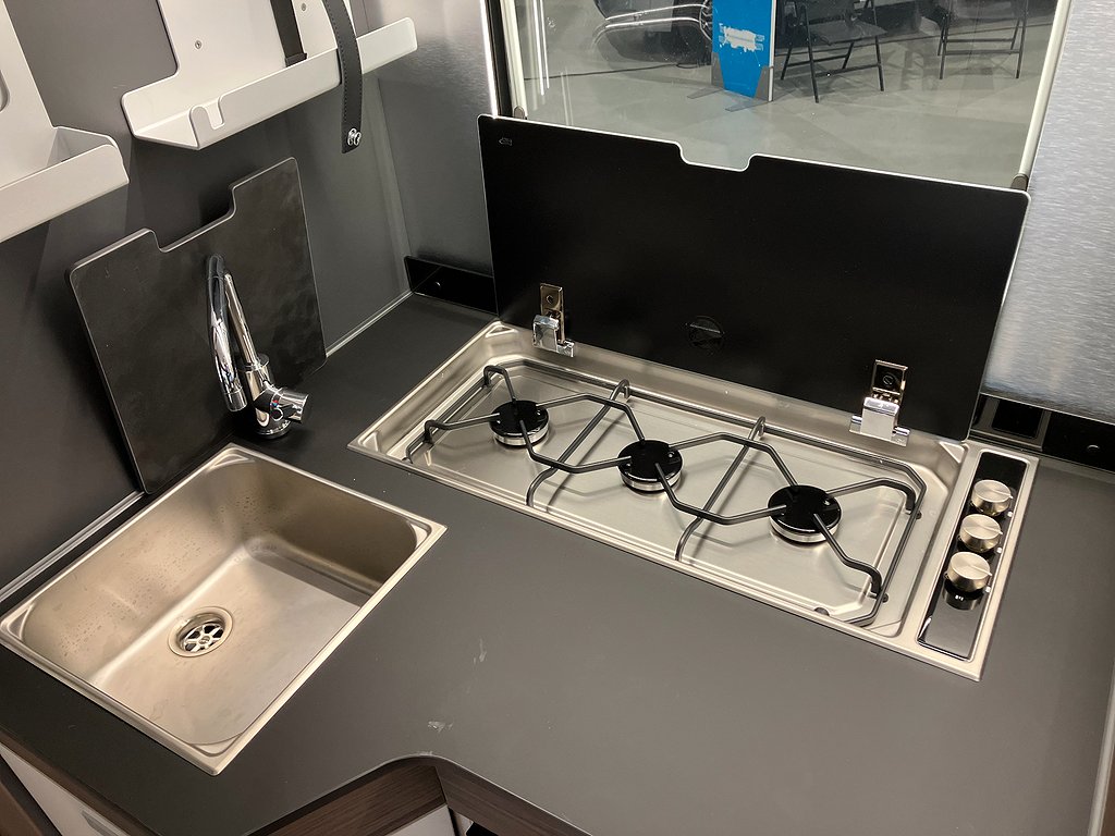 Adria Coral 670 DL Supreme / Långbäddar / Automat / 180hk / - Adria