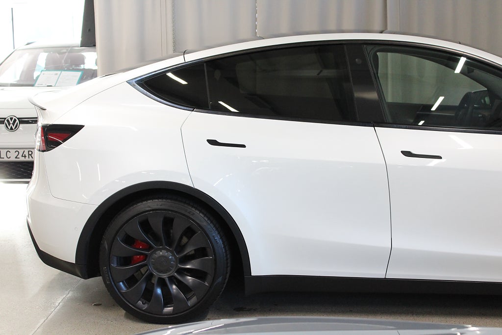 Tesla Model Y Performance 534 HK, Värmepump, Drag, 21 Uberturbine