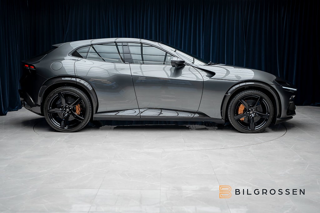 Ferrari Purosangue 6.5L V12 725hk Full Kolfiber Grigio Silverstone Ateli