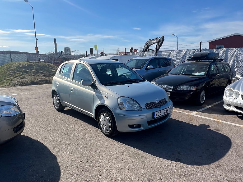 Toyota Yaris 5-dörrar 1.3 VVT-i  Ny servat 