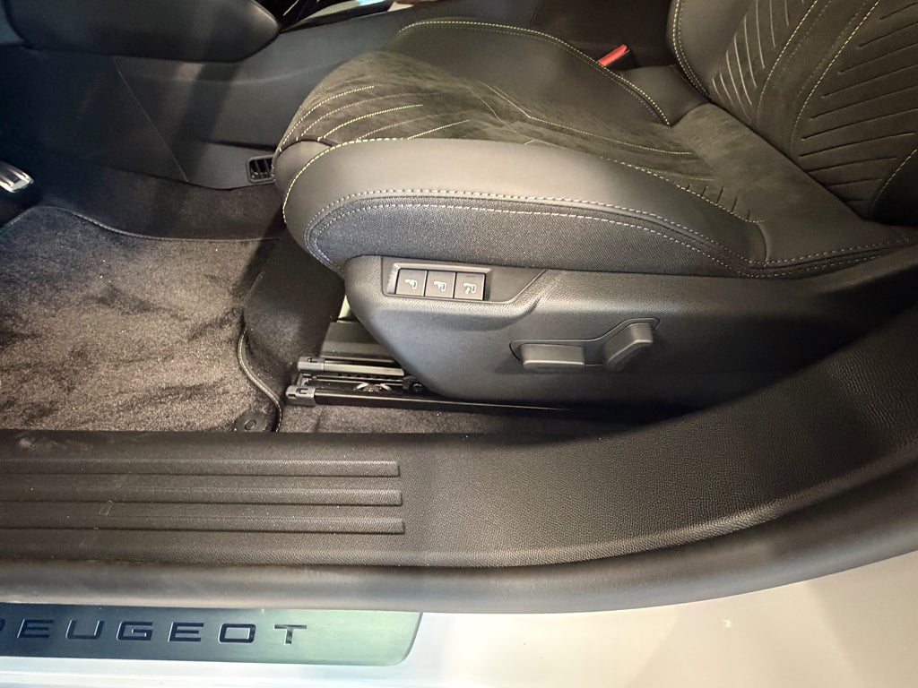 Peugeot 2008 Hybrid 145 1.2 PureTech 145 e-DSC Euro 6 thumbnail