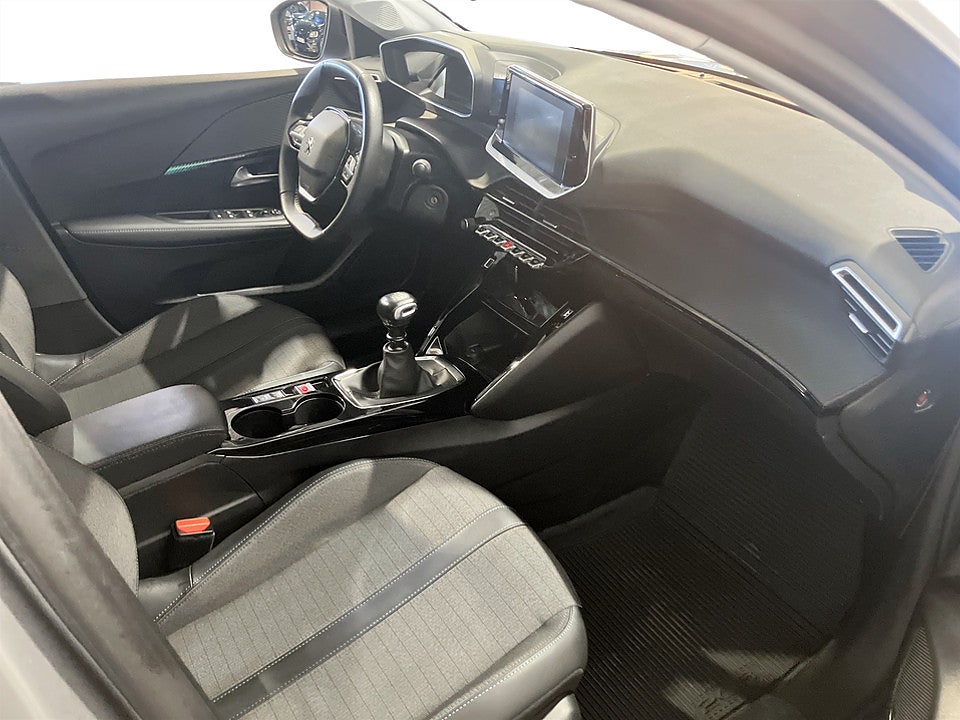 Bild på Peugeot 208 Allure Pack 1.2 PT 100hk CARPLAY BACKKSENSORER