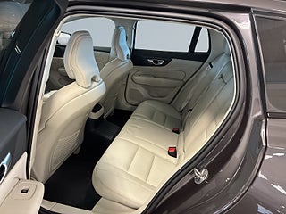 Volvo V60 PLUG-IN T6 AWD Plus Dark MOMS Drag B-kamera S&V-däck