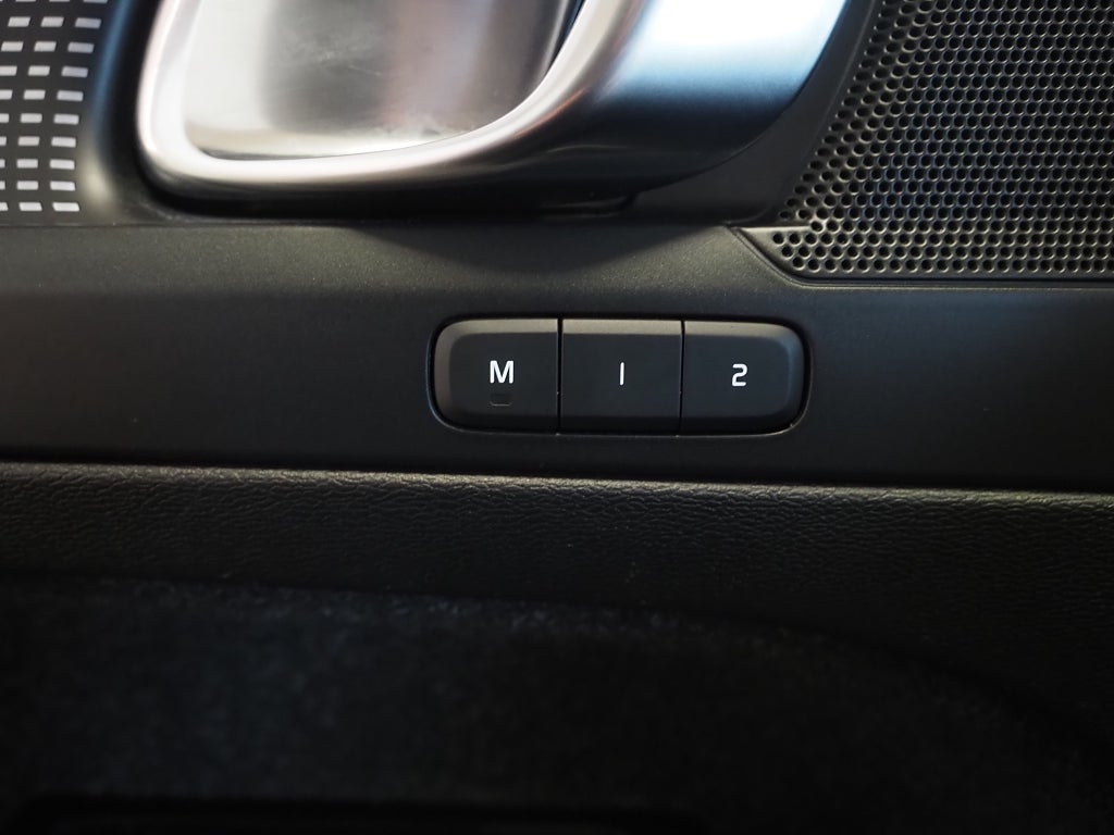 Volvo XC40 Recharge P8 AWD 408hk Core | Kamera | Skinn | 2021