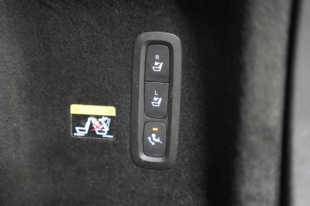 Volvo V60 Cross Country D4 AWD 190hk Momentum D-värm Drag VOC P-sens MOMS