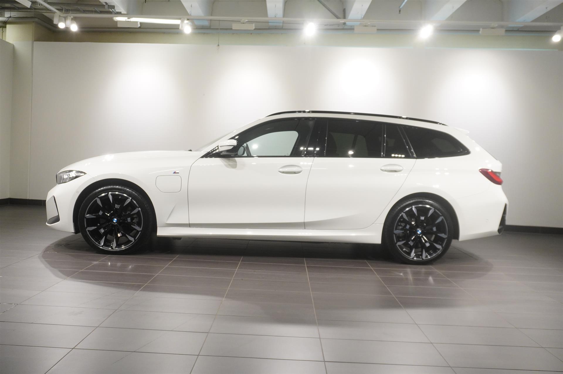 BMW 330 e xDrive Touring 2025, photo 4/45