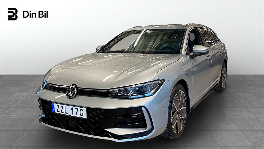 Volkswagen Passat R-LINE 1.5 TSI EHYBRID  Drag B-Kamera GPS Värmare