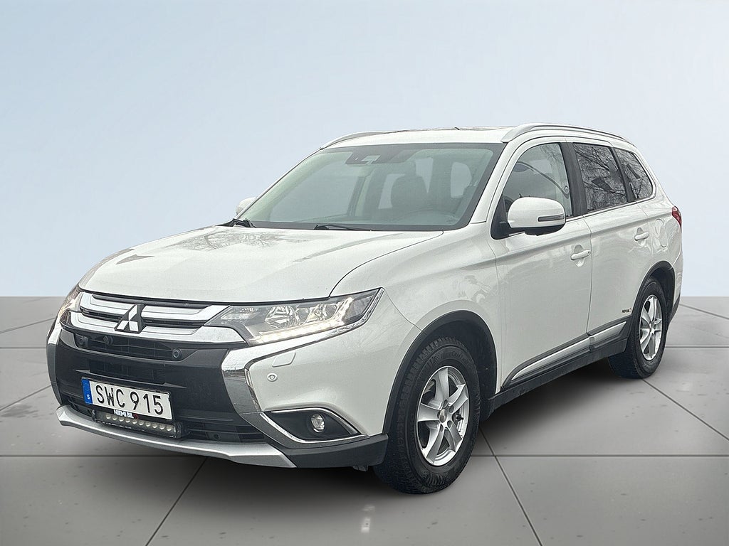 Mitsubishi Outlander 4WD Business 7-Sits/SoV-Däck/Drag/Elstol/Kamera/Värmare