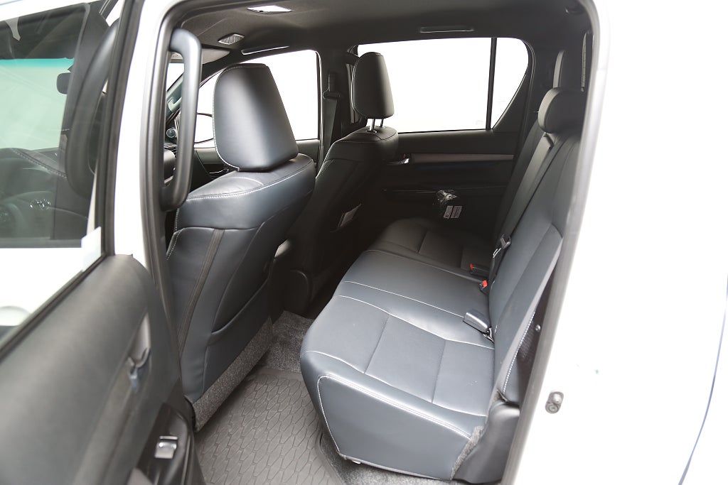 Toyota Hilux Dubbelhytt 2,8 MHEV 204hk Invincible 4WD Flak/Kåpa Moms