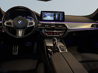 BMW 530e xDrive Sedan M Sport MOMS Drag Pvärme B-kamera S&V-däck – bild 8
