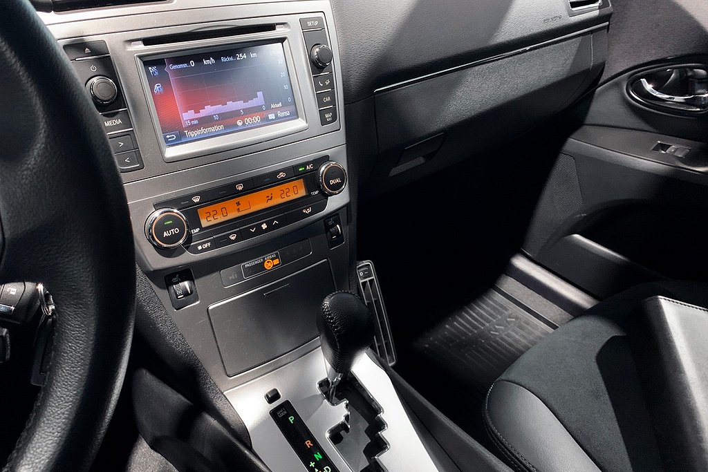 Toyota Avensis 1.8 S Edition 50 |Premium | Låga mil | Drag 2015