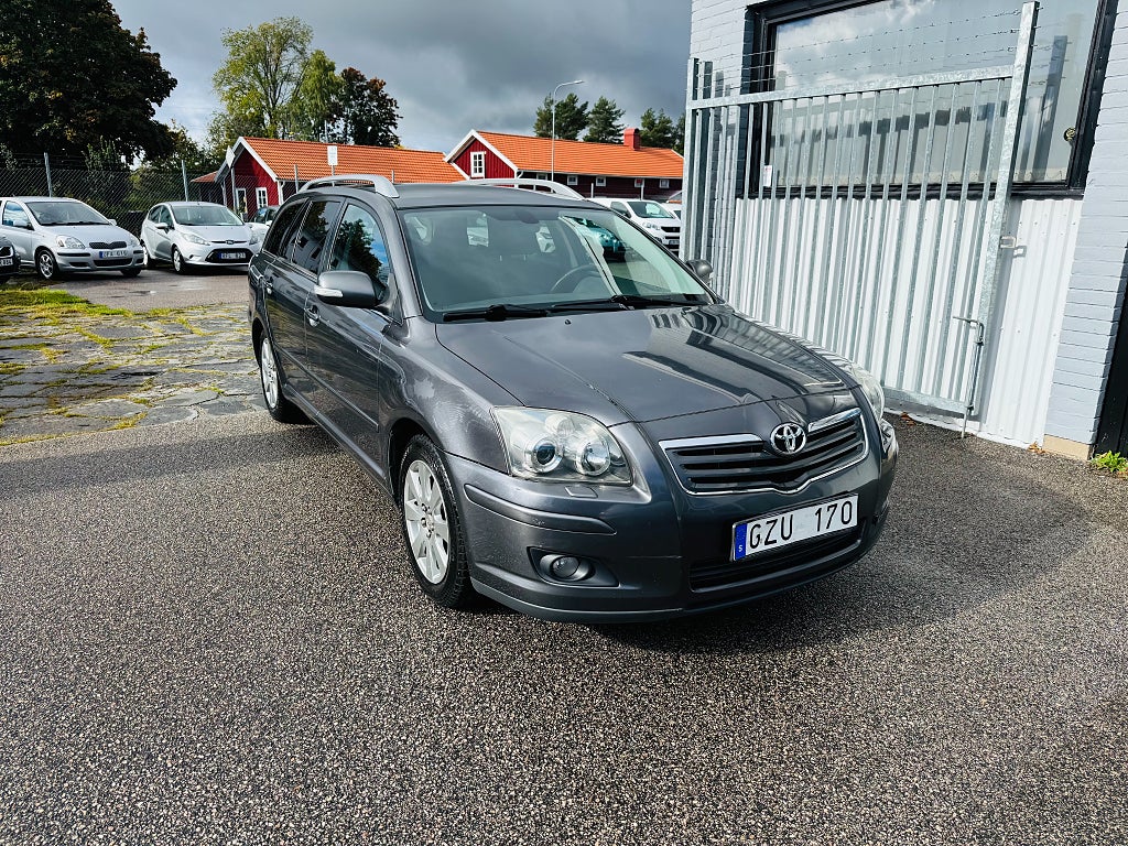 Toyota Avensis 1.8 129HK VVT-i KOMBI / DRAG / VÄRMARE 