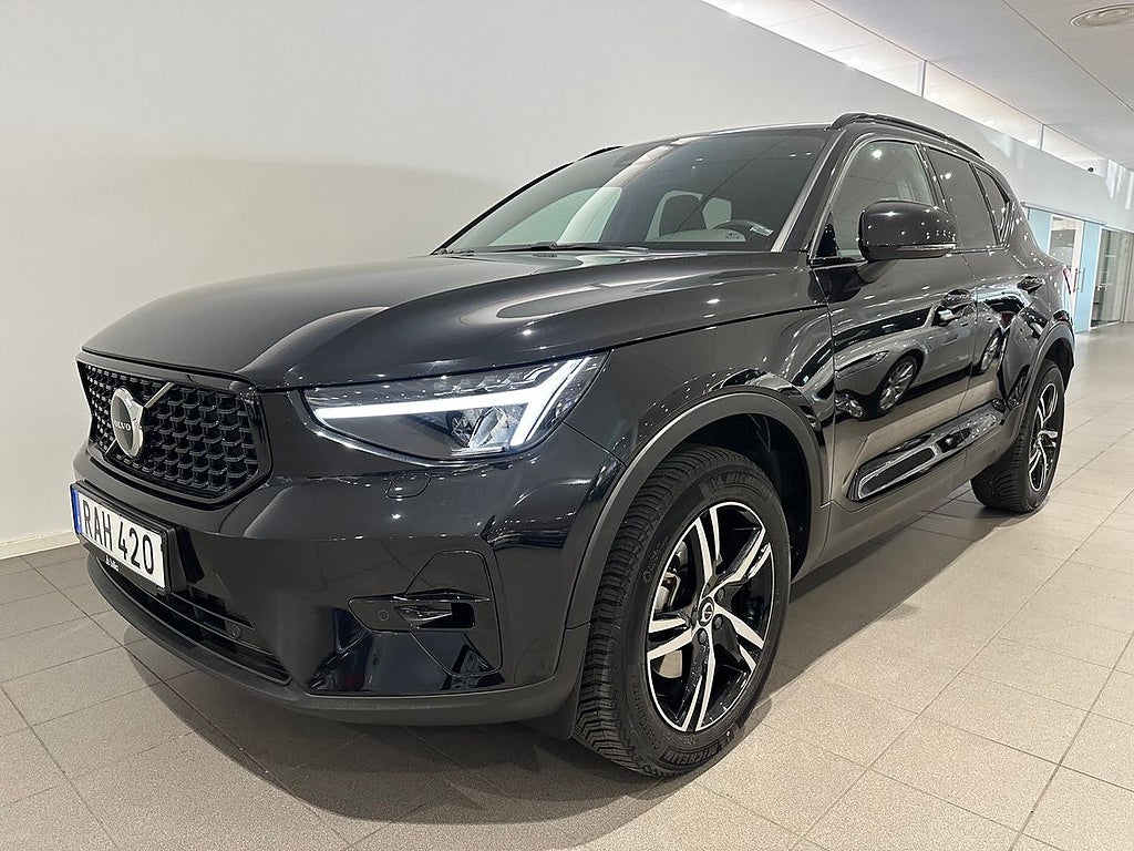 Volvo XC40 B4 FWD Bensin Plus Dark / Navigation / Backkam...