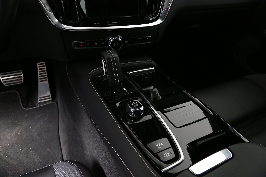 Volvo V60 Recharge T6 AWD 340hk R-Design |Navi|Kamera|Voc|