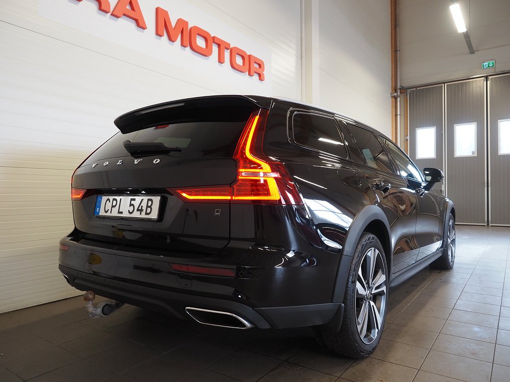 Volvo V60 Cross Country B4 AWD 197hk B-Kamera GPS VOC Drag 2022