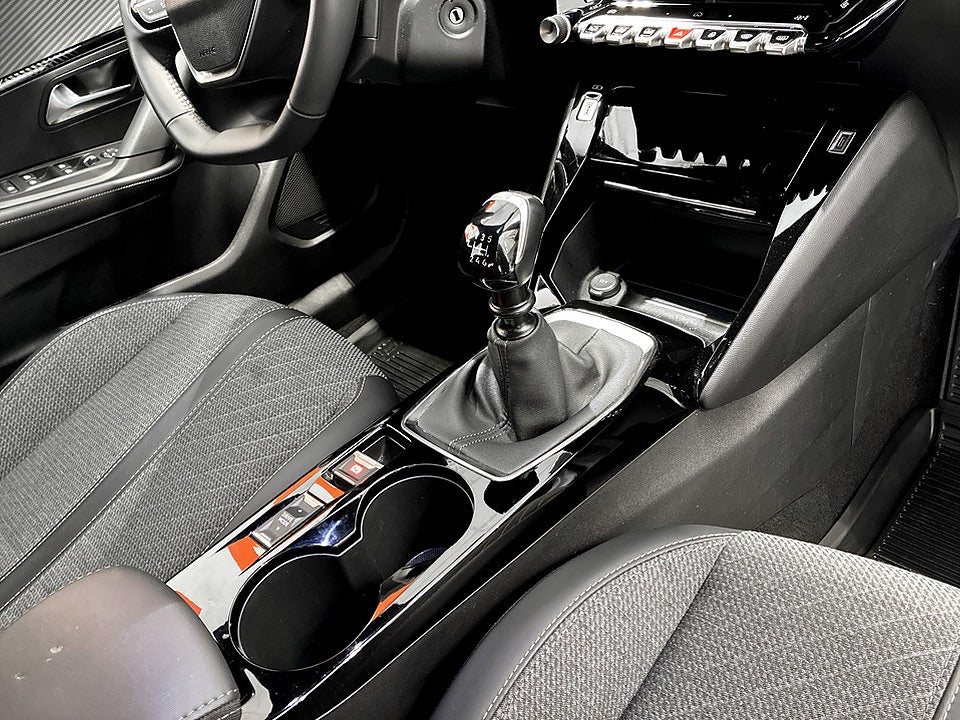 Bild på Peugeot 2008 Allure 1.2 PT 130hk CARPLAY P-SENSORER