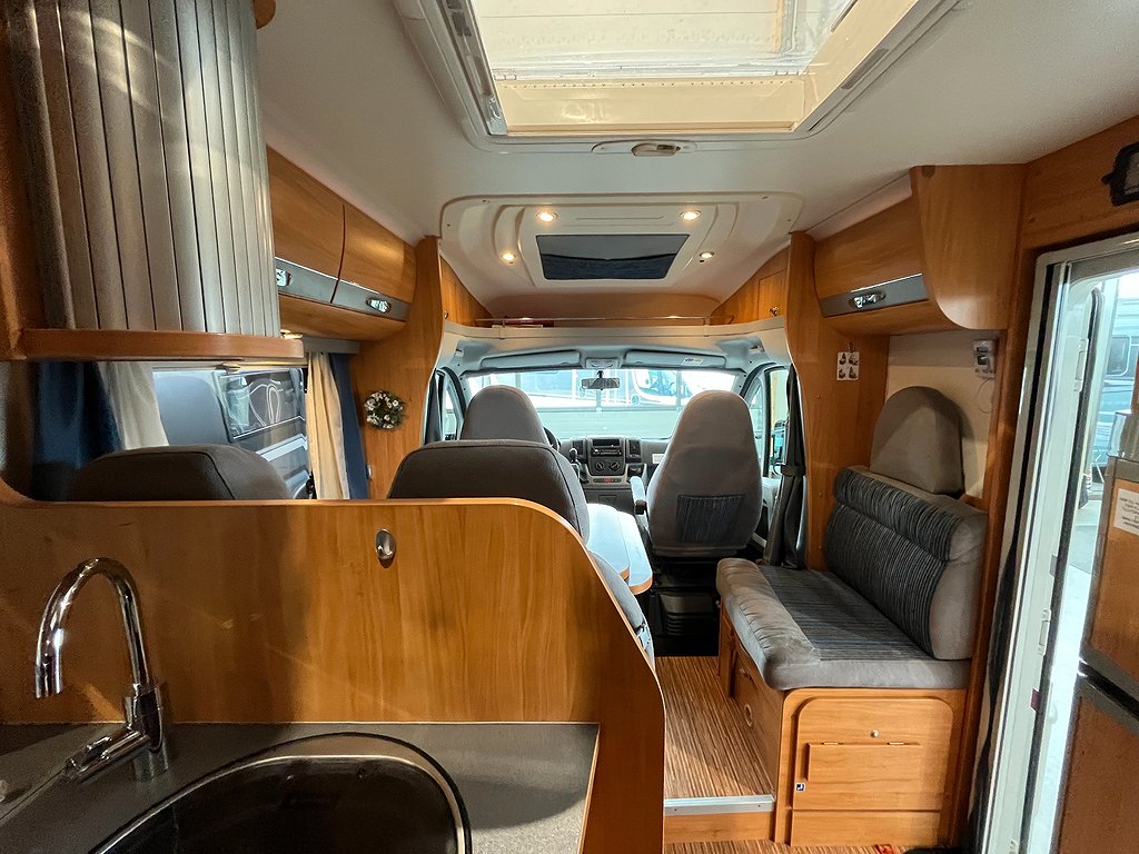 Adria Coral 670 SL /B-körkort/Solcell/Långbädd/Garage - Adria