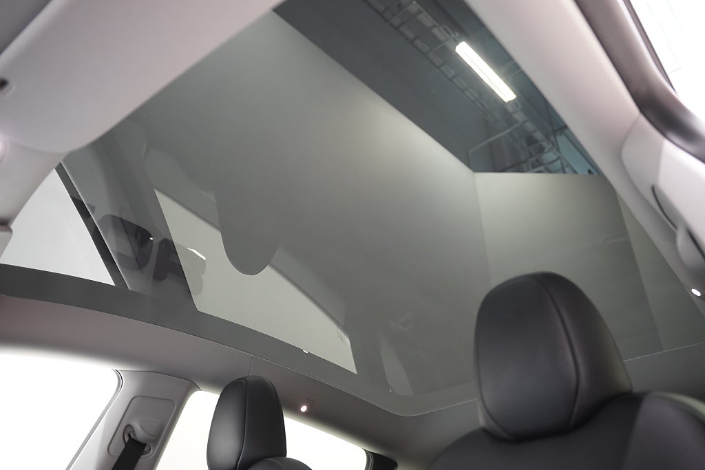 Tesla Model Y Standard Range 299hk / Dragkrok / En ägare