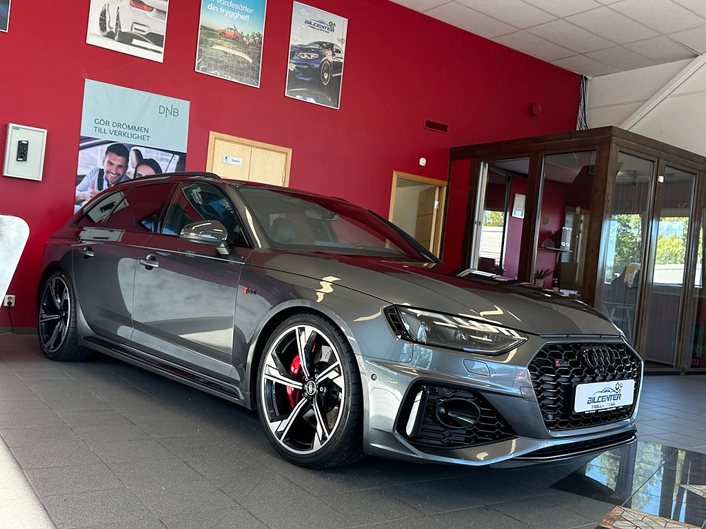 Audi RS4 2022 - miniatyr 2