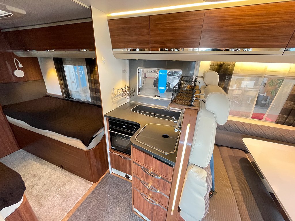 Adria Coral 670 SLT /Solcell/Badrum bak/Ugn/Fint skick/L-bädd - Adria