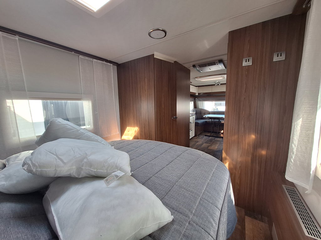 Polar Customized 680 QA Queenbädd, AC, Dusch, Kampanjprodukt!