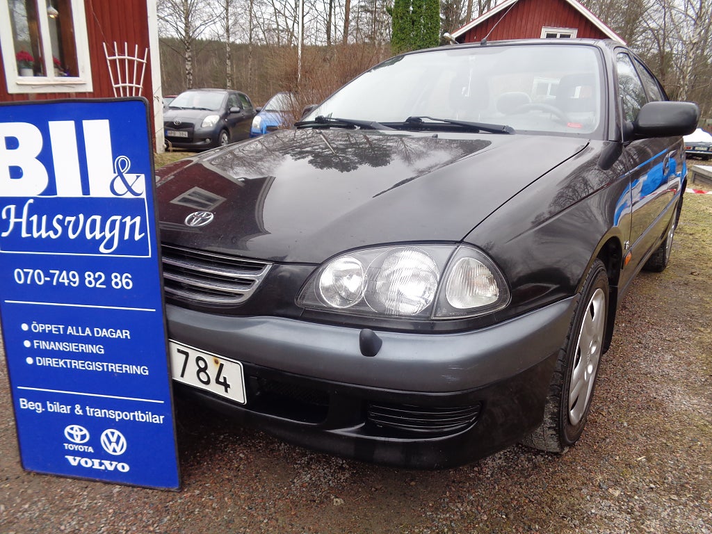 Toyota Avensis Sedan 1.8 NYSERV/NY KAMREM/NYA STÖTD. O BROMSAR FRAM