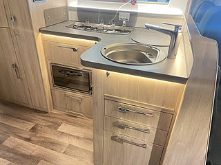 Husbil-halvintegrerad Kabe ROYAL 780 LXL 17 av 31