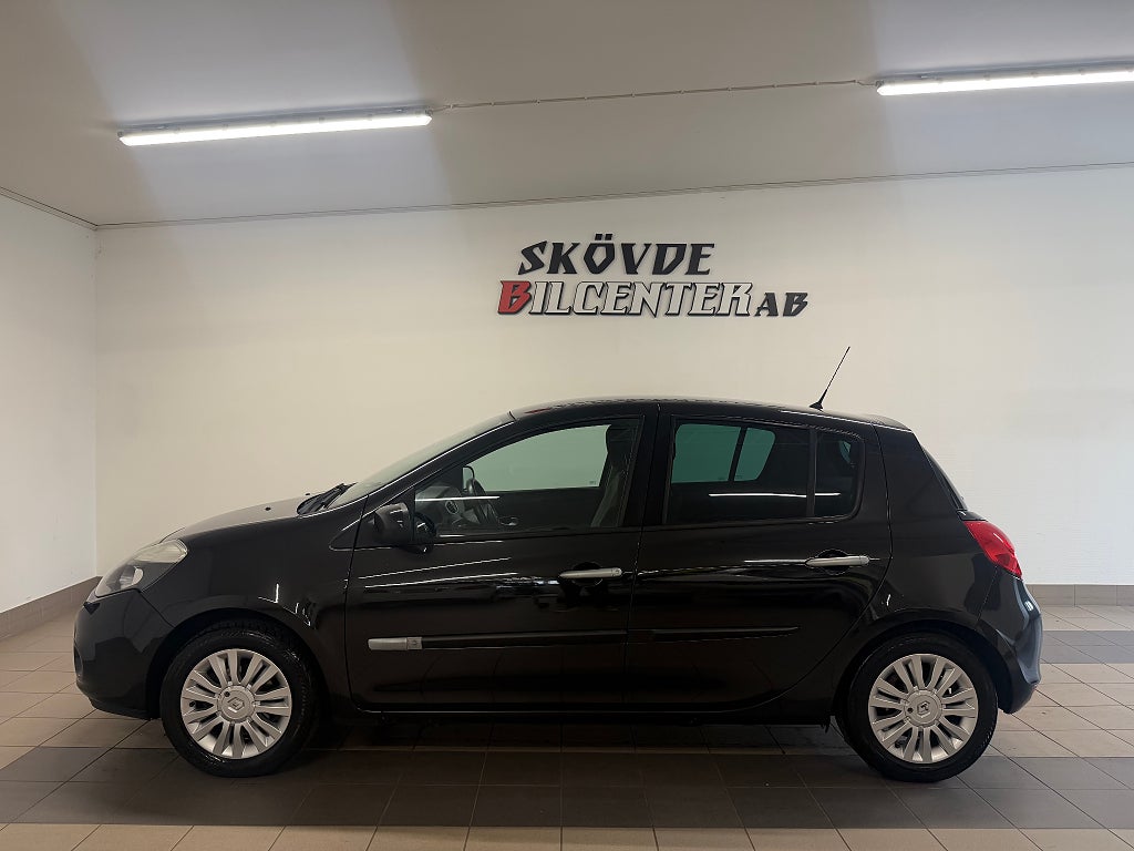 Renault Clio 1.2 AC/13700Mil/Nyservad/Nybesiktad/Motorvärmare
