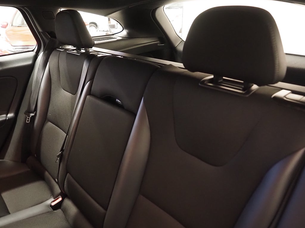 Volvo V60 D4 190hk Geartronic Momentum | D-värm | Låga mil | 2017