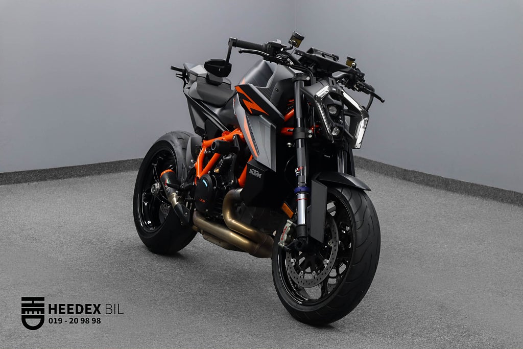 KTM 1390 Superduke R Evo Austin Racing TechPack Kolfiber Nyservad På