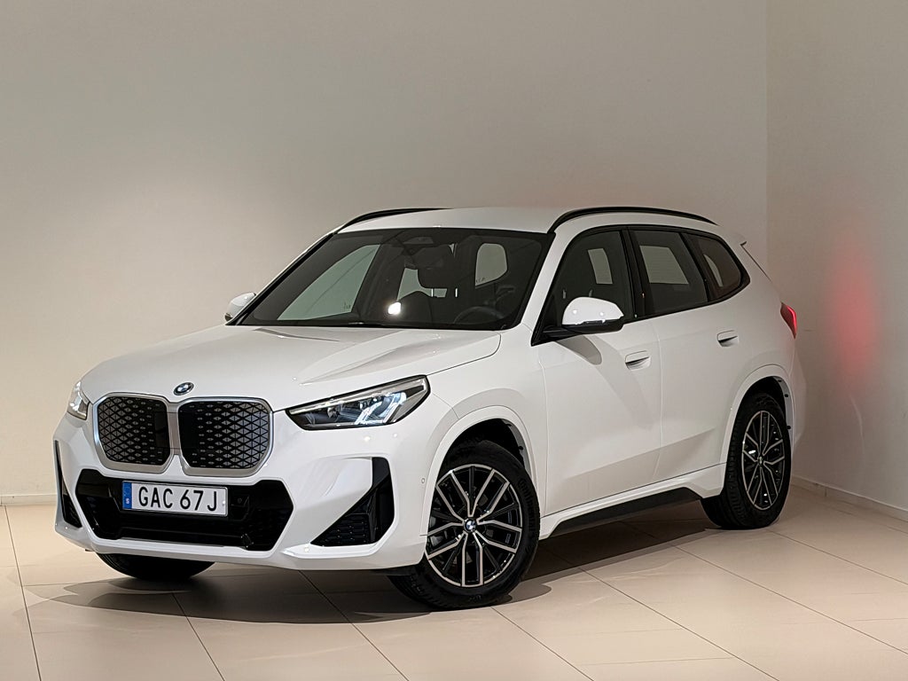 BMW iX1 xDrive 30, M-Sport, Drag, Elstolar med minne, Rattvärme