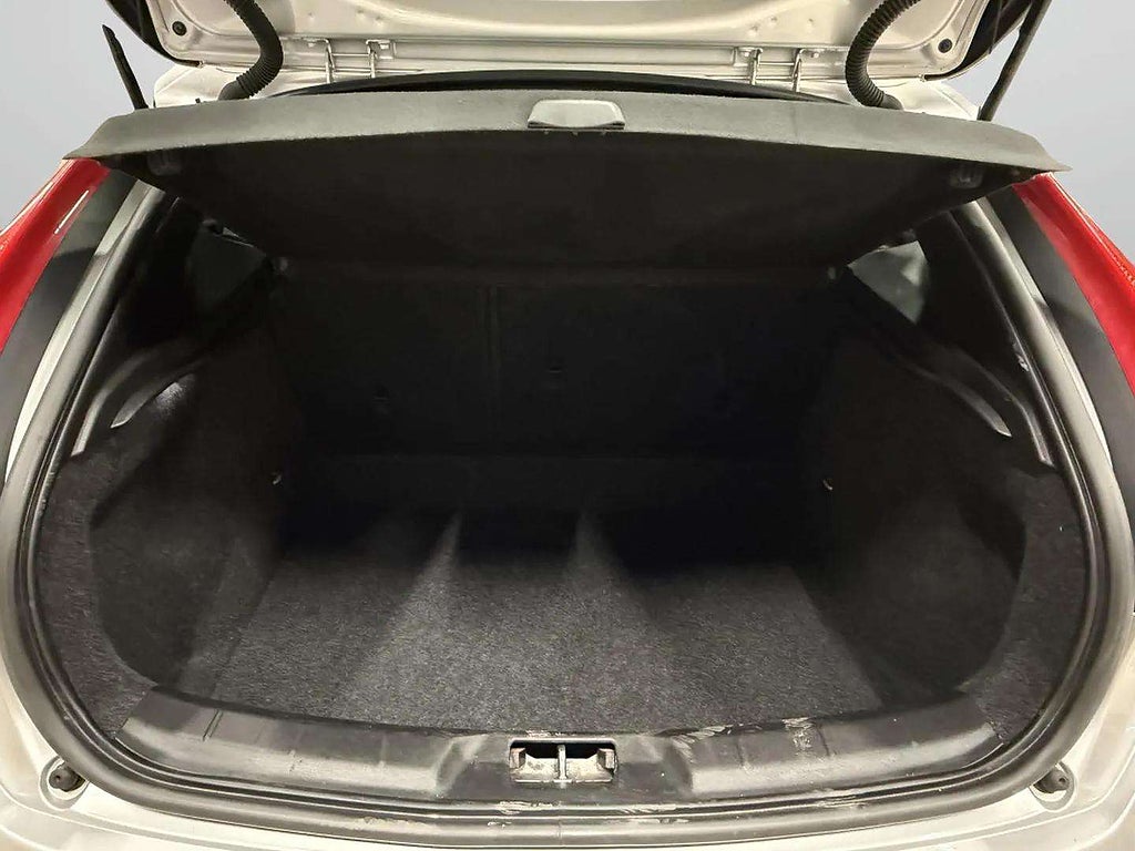 Volvo V40 D2 Geartronic Kinetic/Ny Kamrem 11600 mil 2 Ägare - miniatyr 15