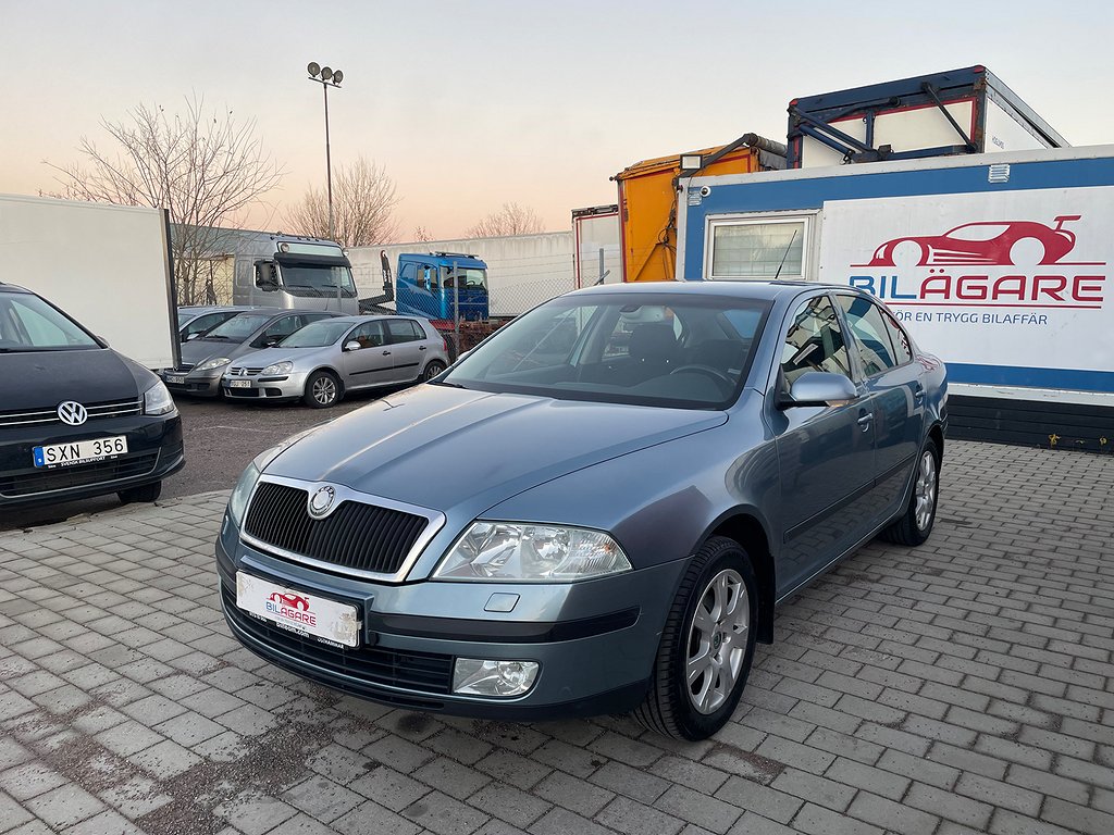 Skoda Octavia 1.6 MPI 102hk | NYSERVAD NYBESIKTAD SoV-hjul