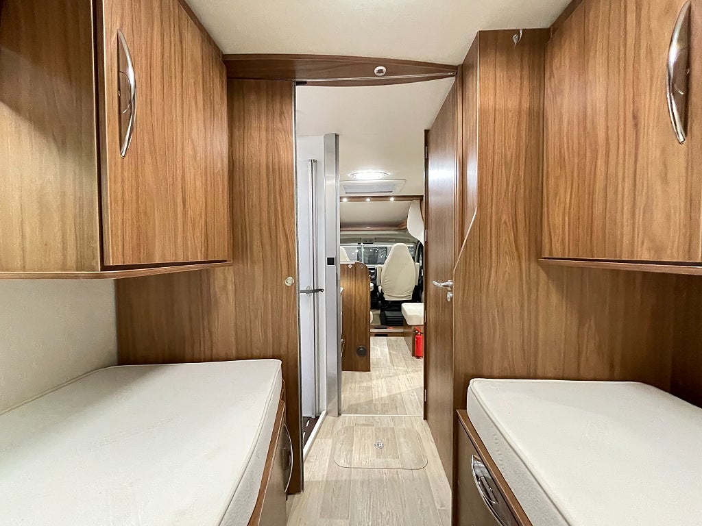 Pilote Essentiel P 740 GJ /ALDE/Solcell/B-körkort/Ugn/Långbäddar - Pilote