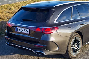 svart mercedes-benz bakifrån