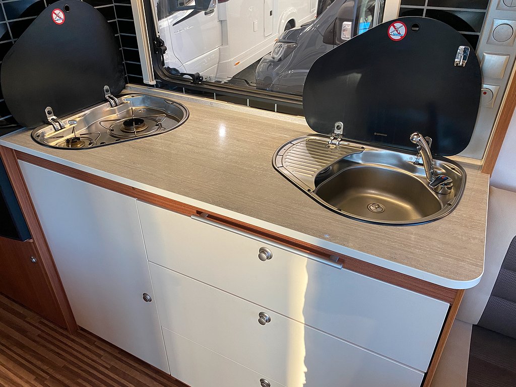 Adria Adora 643 UT / Förtält / ALDE / AC / Bäddskåp - Adria