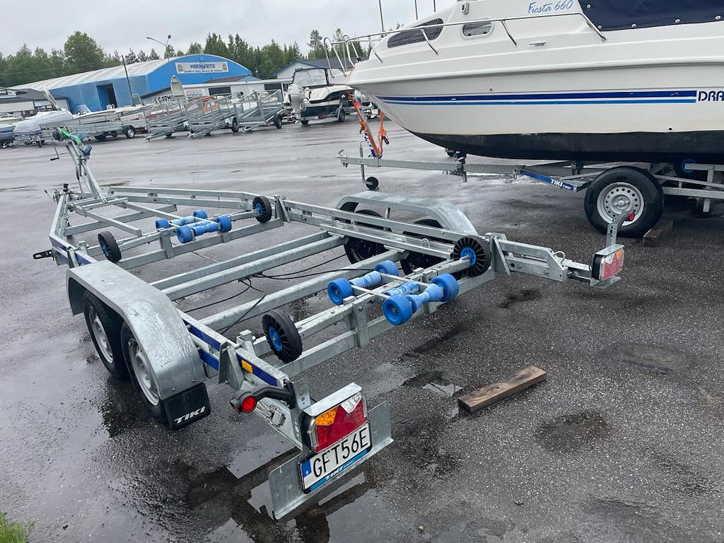 Tikitreiler 2000 BT bromsad 80 km/h båttrailer - Demokörd 