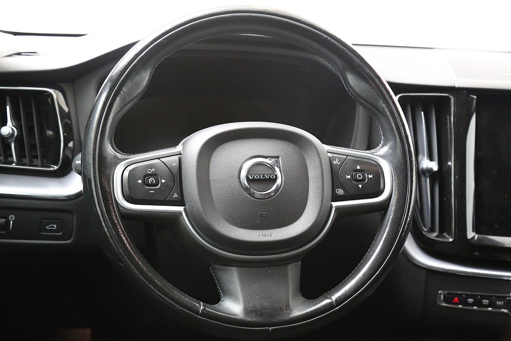 Volvo XC60 B4 Diesel 197hk Momentum Adv Edt II AWD H/K VOC Drag 2021