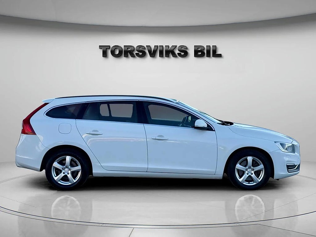 Volvo V60 D4 AWD Geartronic Dragkrok Nyservad V-hjul Värmare Hemleverans - miniatyr 7