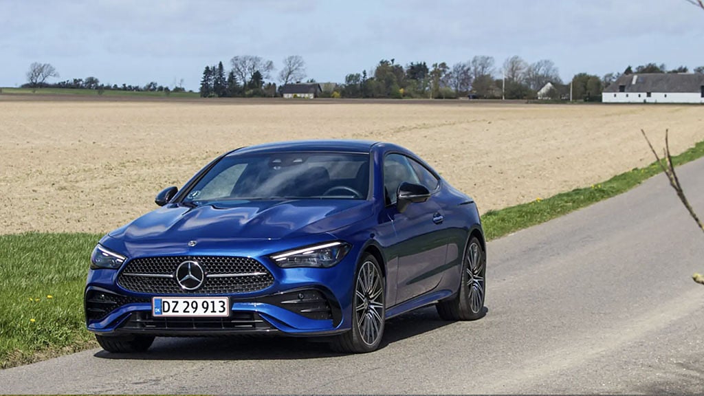 Blå Mercedes på landsväg